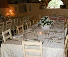 Tavolate allestite per il banchetto di nozze