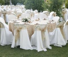 Addobbo dei tavoli per il buffet di matrimonio