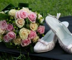 Foto delle scarpe e del bouquet della sposa