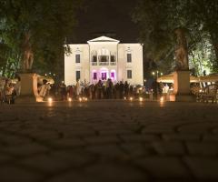 la vista della villa di notte