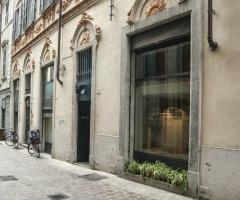 Spazio Parini - Le vetrine all'esterno della location