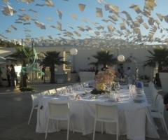 Allestimento per il ricevimento di matrimonio all'aperto