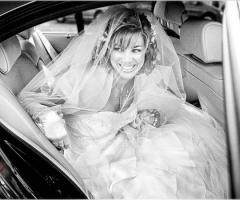 Foto della sposa in macchina
