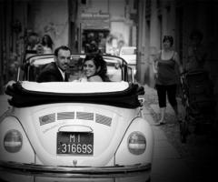 Foto degli sposi sulla macchina da cerimonia