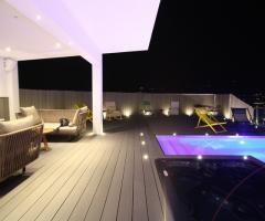 Terrazza panoramica della location con piscina