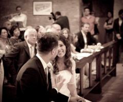 Fotografia degli sposi durante la cerimonia di nozze