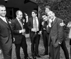 Foto in stile reportage degli invitati alle nozze