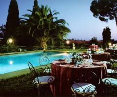 Piscina illuminata per un matrimonio serale