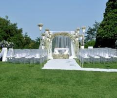 Allestimento del gazebo con veli per la cerimonia in giardino
