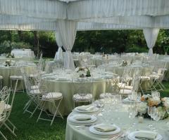 Gazebo con erba per il banchetto nuziale