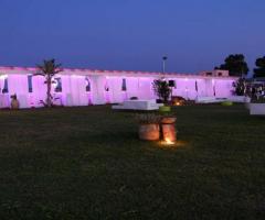 Allestimento tavoli in giardino presso il ristorante per matrimoni a Siracusa