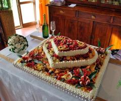 Prelibata torta nuziale fatta in casa a forma di cuore