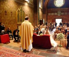 Momento della celebrazione cerimonia religiosa by Luigi Vai