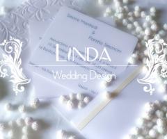 Raffinata partecipazione Vanilla fatta a mano con motivi a rilievo nei colori del bianco e dell'avorio.
All'interno è ubicata una tasca per riporre l'invito.

Linda Wedding Design fatto a mano
www.lindaweddingdesign.com