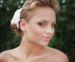 Make up bronzo e capelli raccolti in un fiore