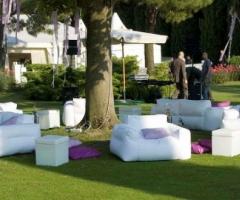Sofa in giardino per un matrimonio in relax