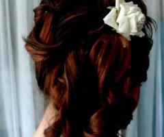 Acconciatura con boccoli e fiore tra i capelli