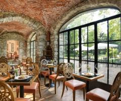 Interno del Wine Bar Dal Pozzo 24 presso il Castello