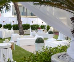 Tavoli allestiti all'aperto per il banchetto di nozze