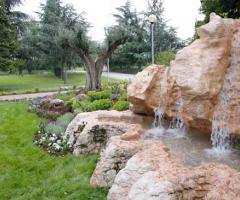 Graziose fontane che si trovano all'interno del giardino di Villa al Corletto