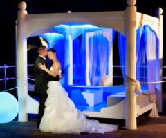 Foto sposi presso la location per il ricevimento