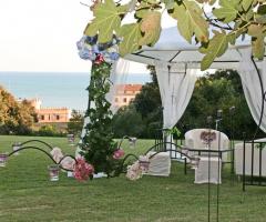 Allestimento con gazebo in ferro battuto per il matrimonio