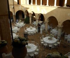 allestimento del ricevimento di matrimonio nel chiostro