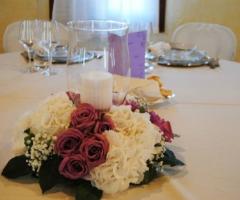 Romantico centrotavola realizzato con rose e candele