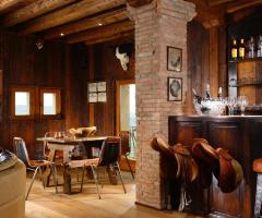 La sala di legno: il calore degli arredi rendono la prima accoglienza speciale