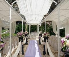 Cerimonia di nozze all'americana in giardino