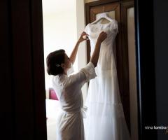 Nino Lombardo Fotografo - La sposa sta per indossare l'abito