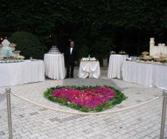 Allestimento a forma di cuore per la location delle nozze