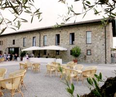 Ricevimento di matrimonio all'esterno del casale