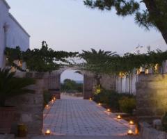 Masseria Torre Maizza - Corridoio illuminato al tramonto per accedere al ristorante