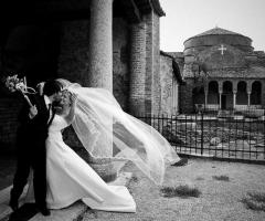 Foto in bianco e nero degli sposi © Marta Buso Photography