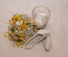 dettaglio bouquet e scarpe sposa e porta anelli matrimonio