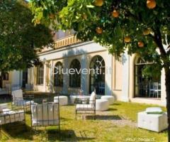 Salotto sull'erba con divanetti in ferro battuto