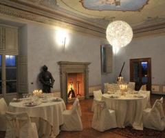 Sala interna della villa allestita per il ricevimento di matrimonio