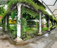 Colonne del porticato del ristorante per le nozze