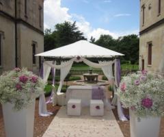 Allestimento per la celebrazione del matrimonio nel giardino del Castello nella Corte degli Stemmi