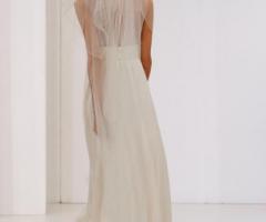 Vestito da sposa con spalle coperte e morbido sui fianchi