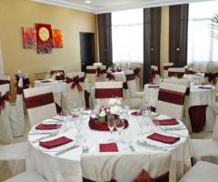 Allestimento dei tavoli del ricevimento in bianco e rosso a Villa Fabiana