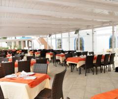 Ricevimento di matrimonio in terrazza sui toni dell'arancione