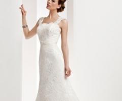 Semplice abito da sposa ricamato con grande attenzione e cura sartoriale