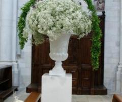 Fiori bianchi in vaso per la cerimonia in chiesa