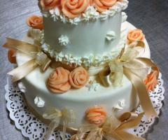 Torta nuziale con rose di zucchero arancioni