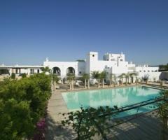 Masseria Torre Maizza - Vista dalla terrazza della location di nozze sulla piscina