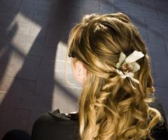 Acconciatura con fiore per il matrimonio