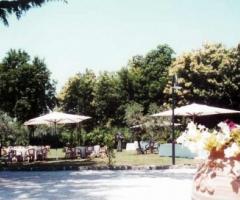 Ricevimento di matrimonio in giardino