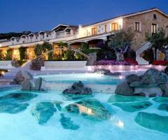 L'Hotel illuminato di sera